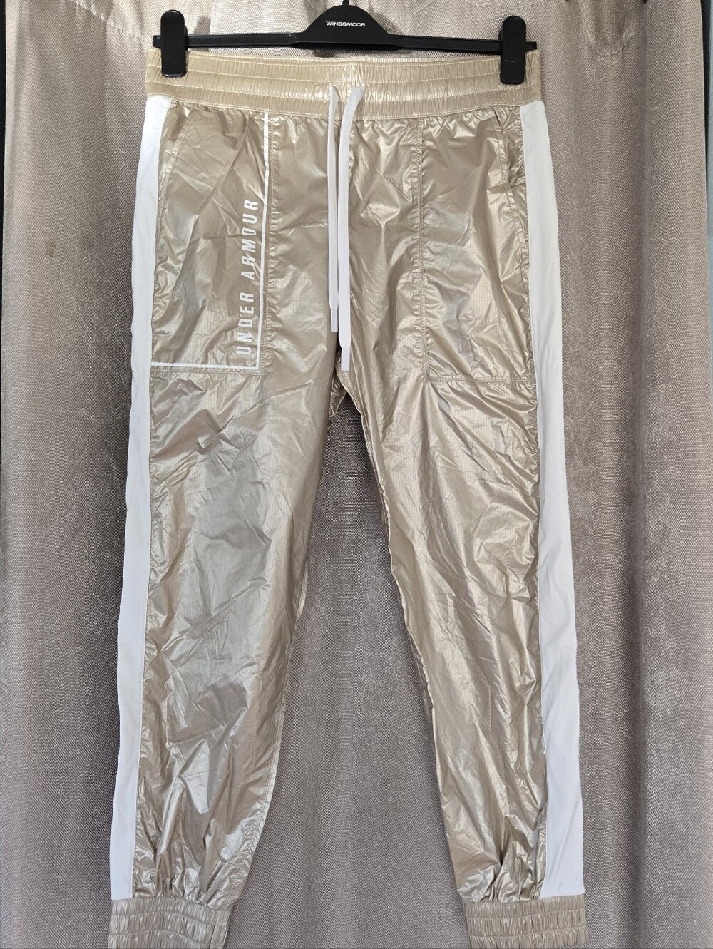 ⭐️Under Armour Women’s Shiny Gokd Track Pants with White Side Panels⭐️